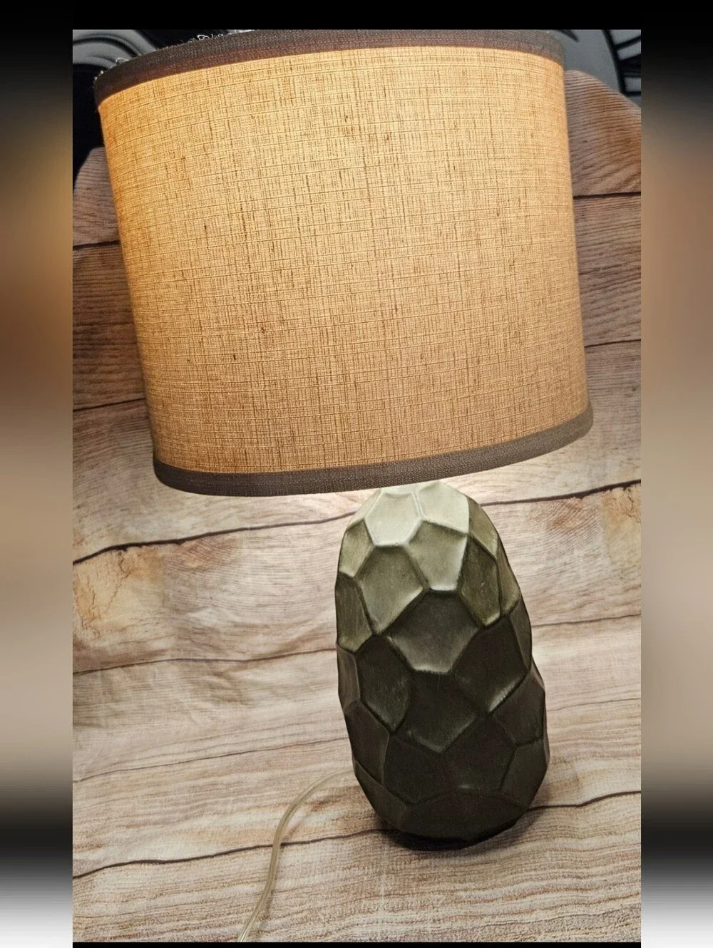 Honeycomb decorative table lamp